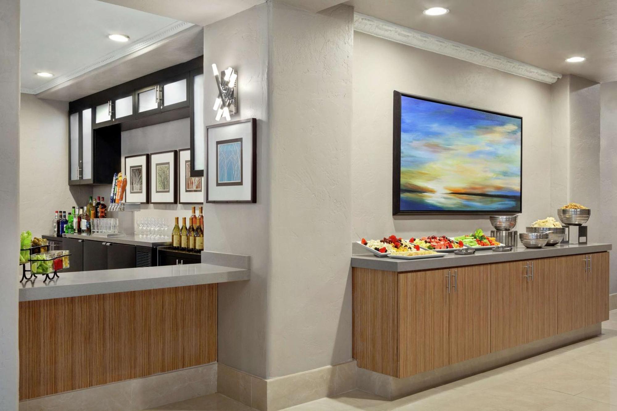 Hotel Embassy By Hilton Orange County Airport