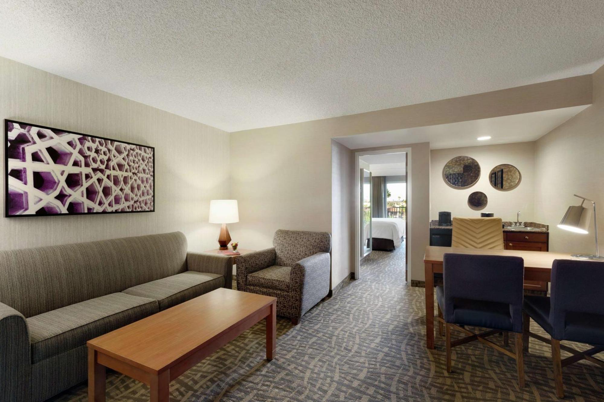 Hotel Embassy By Hilton Orange County Airport 3*