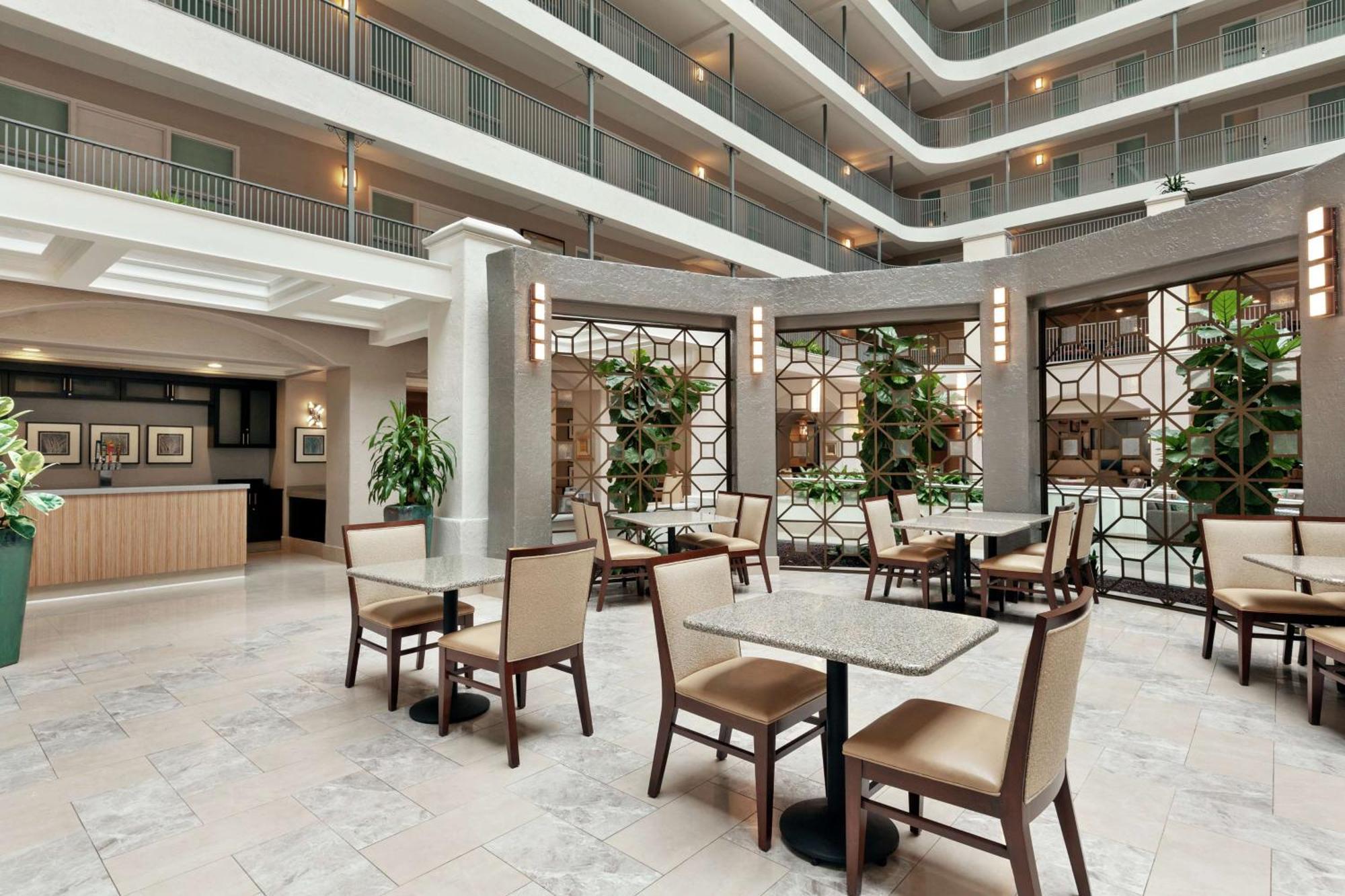 Hotel Embassy By Hilton Orange County Airport 3*