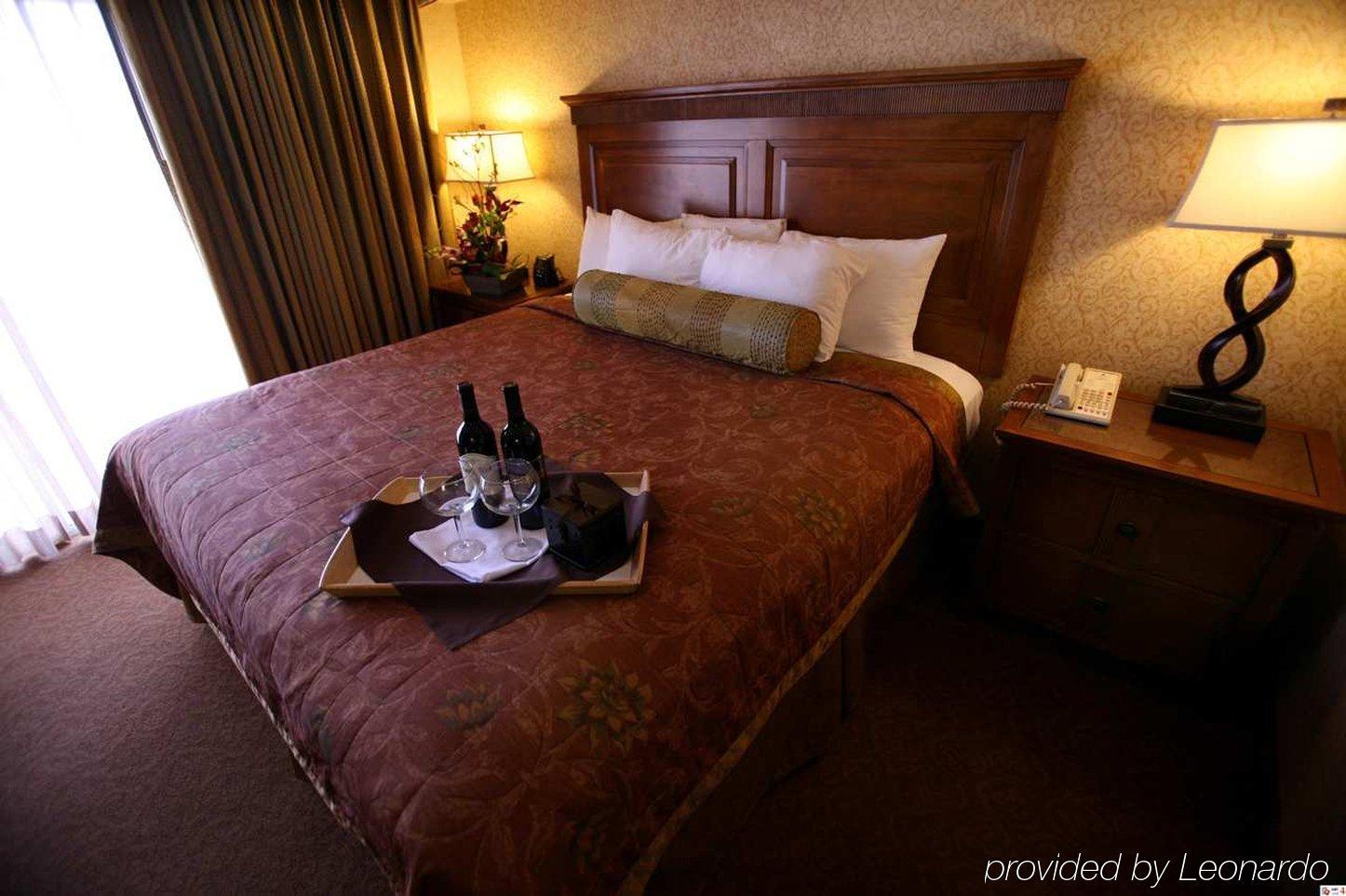 Hotel Embassy By Hilton Orange County Airport 3*