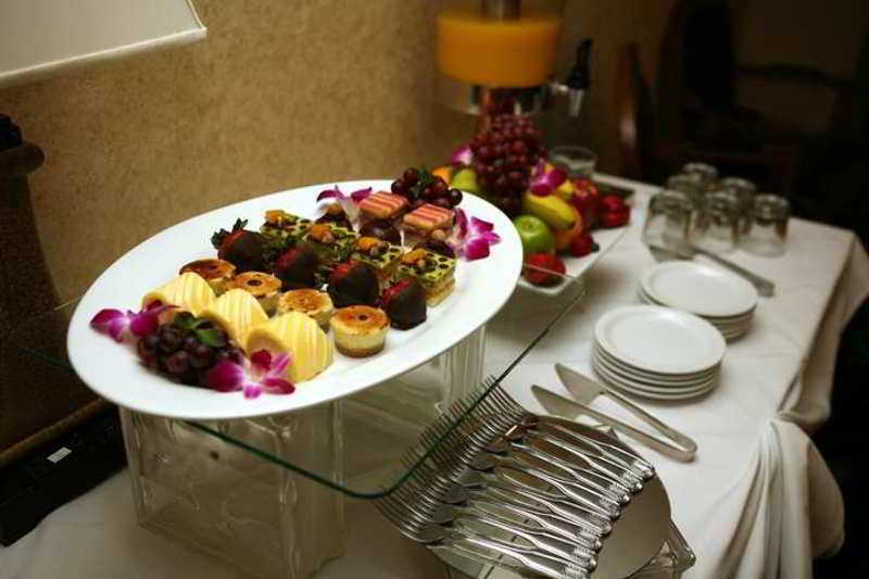 Hotel Embassy By Hilton Orange County Airport 3*
